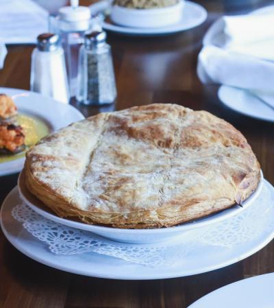 🥧 Seafood Pot Pie
Lobster, shrimp, and bay scallops baked in a creamy seafood sauce under flaky puff pastry. Coastal comfort at its best.