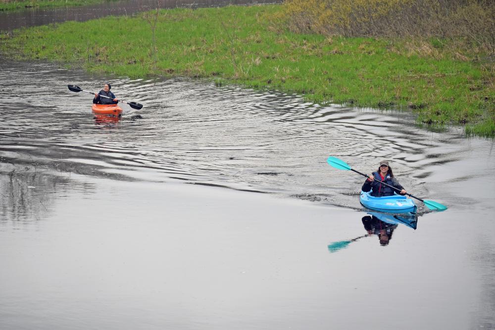 Brenda Velantzas and Kristin Guerra race to the end. Photos by Kat Sheridanac