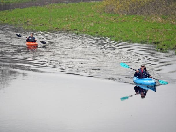 Brenda Velantzas and Kristin Guerra race to the end. Photos by Kat Sheridanac