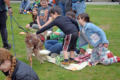 Shane and Josephine Runey, ages 6 and 7, say hi to Mojo. 