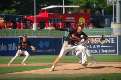 Shannon Sylvia reaches for a ball.
