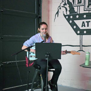 Mary Osborne sang and played her guitar live during the market.