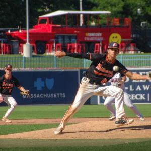 Shannon Sylvia reaches for a ball.